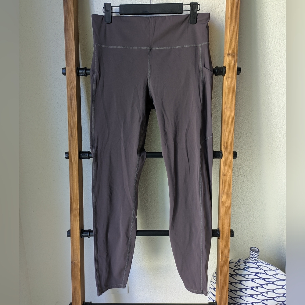 Vuori Women’s Stride Leggings in Plum